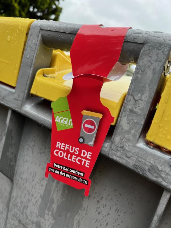 Une étiquette de refus de tri a été apposée sur mon bac roulant